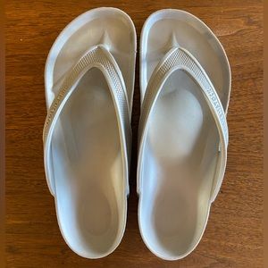 Birkenstock Honolulu Silver/Grey Flip Flops/Thong Sandals size 10/41 Euro women